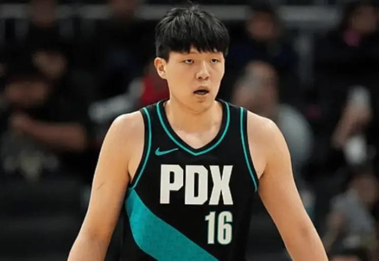 开云线上入口-杨瀚森刚猛一节又垮！首节完美辅助，次节1分钟被轰8-0，太被动了